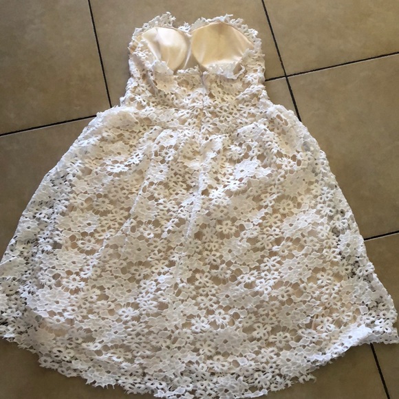 ❌ SOLD ❌White Lace Women's Strapless Dress - Picture 2 of 10